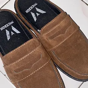WICKSON SLOPPER Sepatu Sandal Selop kulit Bustong Pria Original Bahan Suede Tebal & Karet Empuk Anti Selip Size 39-43 Shoes Sendal