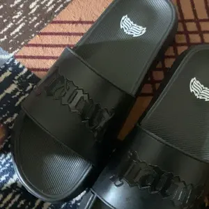embos icarus - sandal slop black pria 39-44 slip on sendal karet anti slip tahan air upper lock system Pantai Shoes