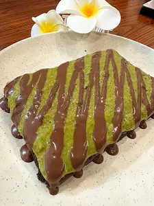 Brownies Bella Pistachio Kunafa with Milk Chocolate Coklat Food Frozen Cokelat Cemilan Bakery Hampers Lebaran