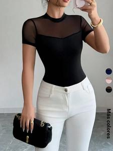 Blusa de mujer con patchwork de malla y cuello alto tipo stand, elegante y fresca, de manga corta transparente y corte entallado; atuendo veraniego estiloso