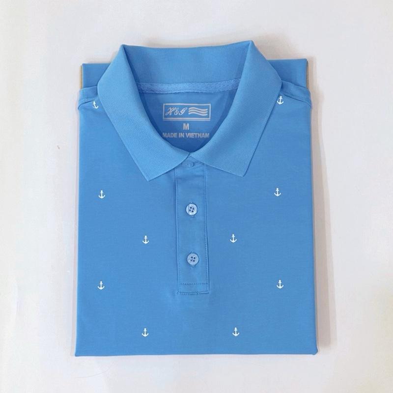 Áo polo nam H-G màu xanh biển, họa tiết mỏ neo màu trắng ,chất liệu vải cotton Spandex, co giãn 4 chiều, mềm, mịn, mát, nhẹ , thoáng khí ,thấm hút mồ hôi tốt, không xù lông, hàng cao cấp, form tiêu chuẩn tôn dáng, đơn giản dễ phối đồ.