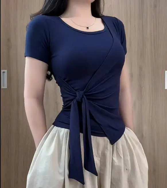 Áo thun nữ  phối viền thiết kế dây rời thắt eo vạt xẻ tà vải tăm hàn ôm body thiết kế trẻ trung năng động cho chị em đi chơi | BigBuy360 - bigbuy360.vn