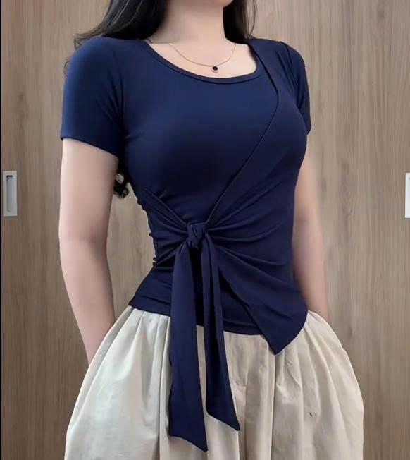 Áo thun nữ  phối viền thiết kế dây rời thắt eo vạt xẻ tà vải tăm hàn ôm body thiết kế trẻ trung năng động cho chị em đi chơi | BigBuy360 - bigbuy360.vn