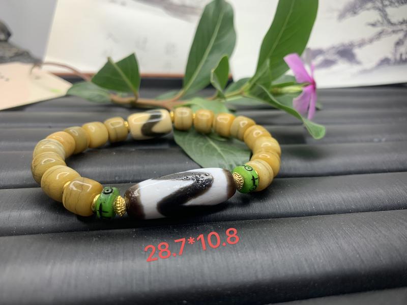 Product Introduction of Fashionable jewelry, Tibetan Dzi beads. Blessings and empowerment from the snowy plateau.11588 They have been empowered and blessed in the temple. 0