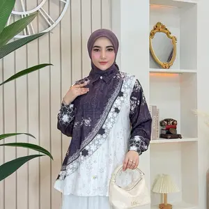 Atasan Cantik Meyg4 dengan Desain Elegan dan Detail Bunga