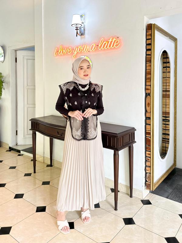 Ayasha - One Set Kondangan Vest Brokat Tile dan Rok Plisket Premium 2