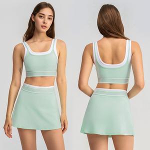 THESISQUEEN Conjunto de dos piezas: top deportivo tipo camisola a rayas blancas de color contrastante y falda de tenis, conjunto de ropa para yoga.