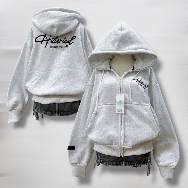  ￼ Áo khoác hoodie nữ dáng boxy lửng form rộng tay xỏ ngón có túi ẩn – thêu chữ mặt trước sau họa tiết cá tính 