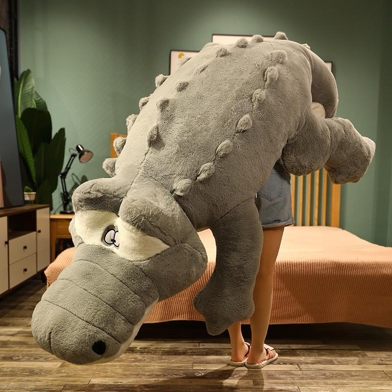  Cá Sấu Lông Xù 1m9 Màu Xám Hồng  Tặng Mèo Thần Tài Vàng 40cm Chất Liệu Mềm Mại Nhồi Bông Gòn Trắng 15d Thiết Kế Độc Đáo Dáng Ôm Ngủ 