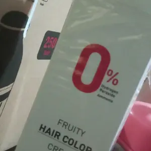 [ Kualitas Terbaik, Hasil Instan] Halal-CrownCare Hair Coloring Cream Penghitam Rambut Uban | Sisir Pewarna CC | Fruit-scented Krim Pewarna Rambut Wangi Membantu menghitamkan uban, menghitamkan rambut Dengan Sisir Cat Dye No SLS Ammonia free