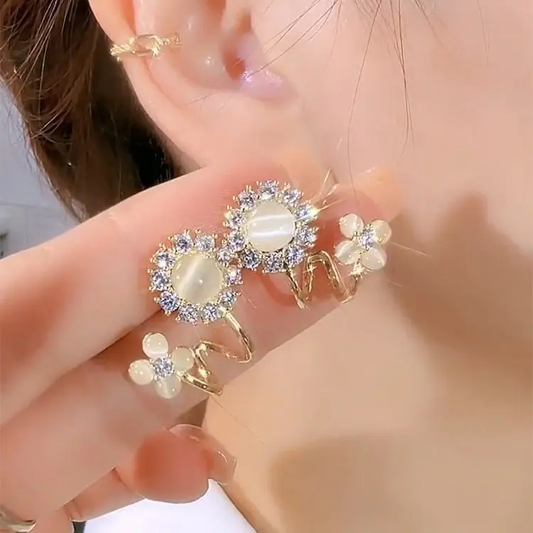 Sunflower opal earrings, simple design, luxury niche, exquisite, four-leaf flower, versatile, new arrival