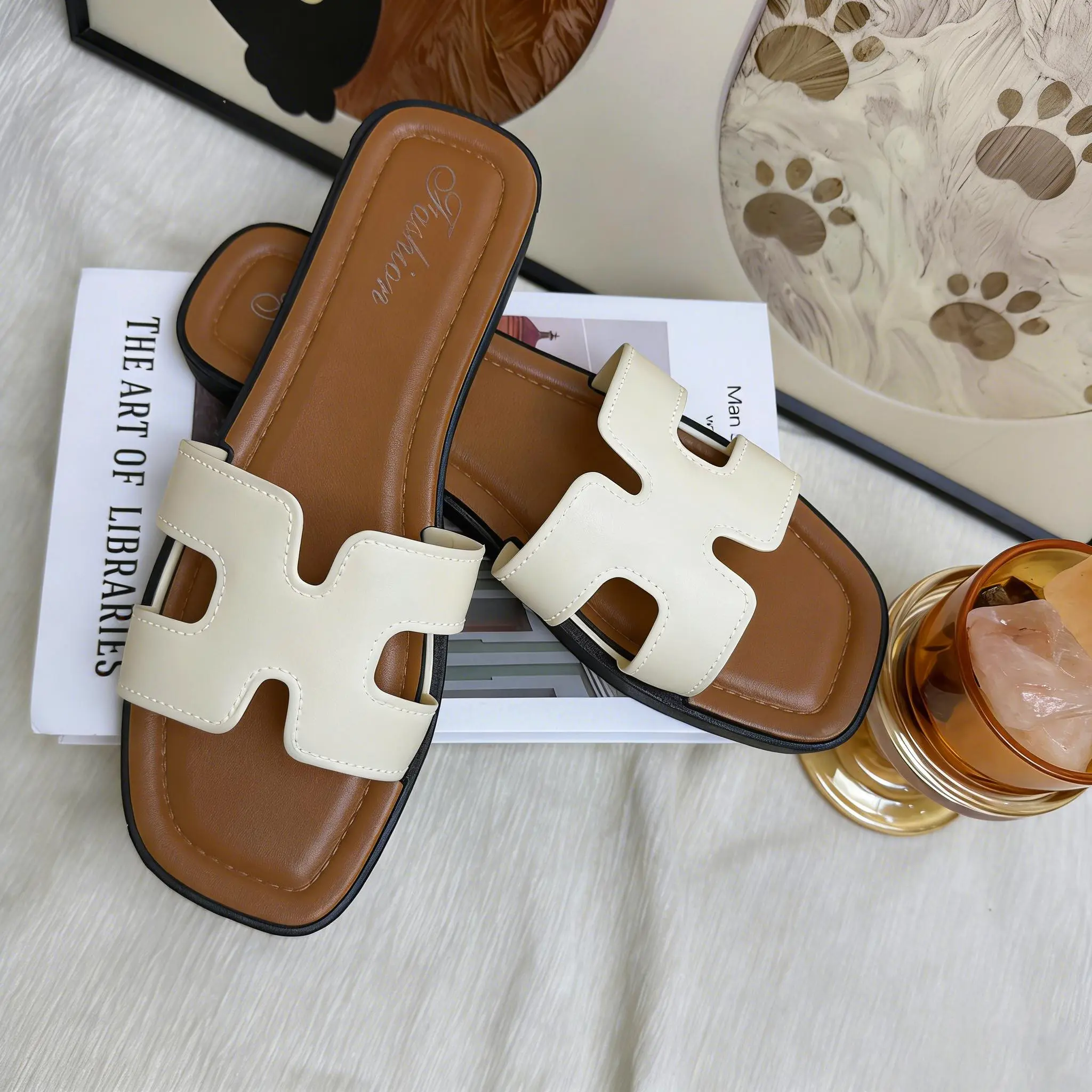 Flip-flop wanita plat pipih musim panas 2026 model terbaru viral trendi sandal renang pantai sandal sepatu santai serba gauna