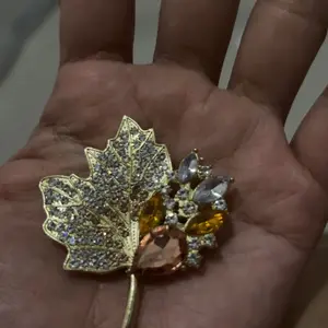 Bros Daun Maple Paduan Kristal dengan Desain Elegan dan Batu Permata Hijau untuk Tampilan Mewah Clips Bros Daun Maple Fashion Wanita 2 Warna Hijau dan Orange