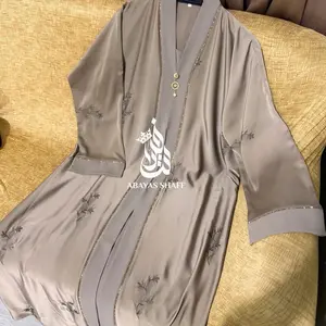 Abaya Lira Semi Outer Original Saudi dengan Detail Bordir Elegan dan Kancing Cantik