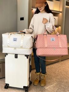 大容量で耐久性のあるレターパッチデザインの旅行用バッグ、軽量でポータブルな折りたたみ式ダッフルバッグ、旅行用の多機能ドライ&ウェット分離バッグ