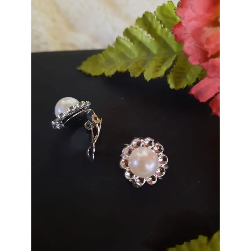 Anting hijab kekinian model jepit seri bunga mutiara putih