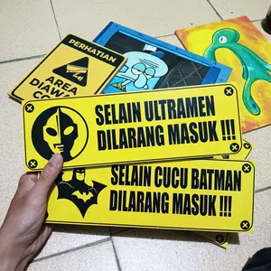 PAJANGAN PINTU DAN DINDING SELAIN ULTRAMEN DILARANG MASUK 30 X 10 CM