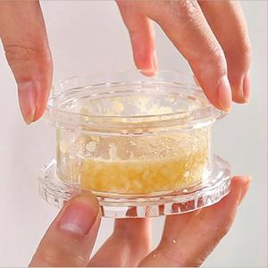 多機能ミンサー・グラインダー、にんにく潰しおろし器、プラスチック製にんにく絞り器、皮むき・潰し・マッシャー、キッチンツール（ねじりタイプ）