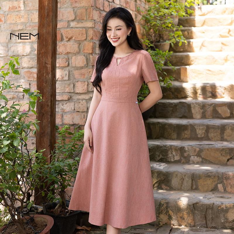 NEM ĐẦM HỒNG CỔ XẺ DÁNG A NEM FASHION D40402 - Váy Dài Màu Hồng Phong Cách Thời Trang Cho Nữ