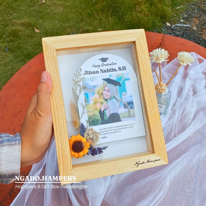 Kado Gift Wisuda Graduation Cewek Cowok Bingkai Kayu 3D Custom Foto Lucu Unik Aesthetic 5