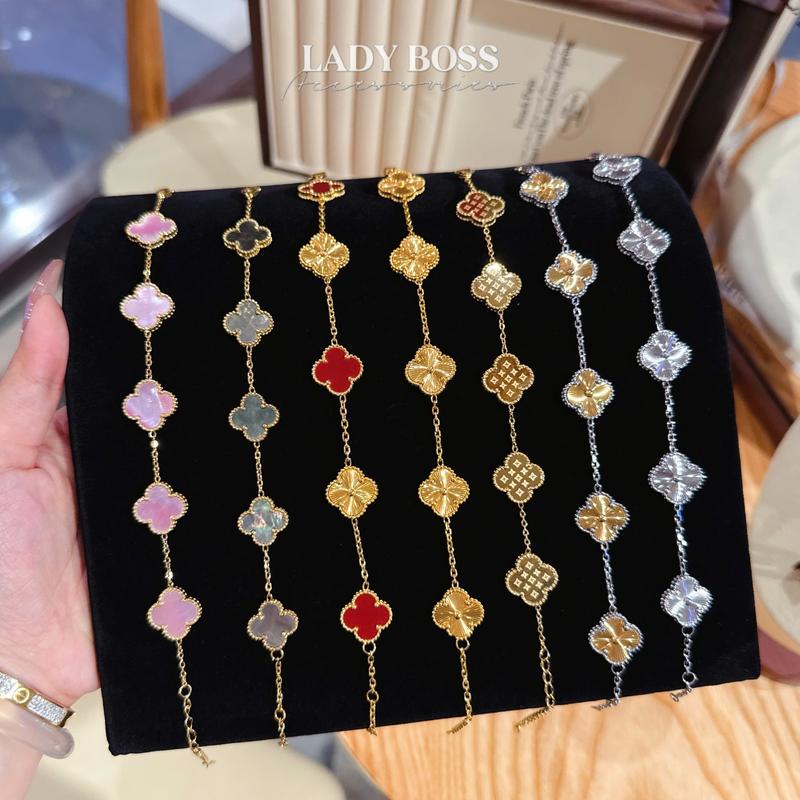   Size 1.5cm  Tổng Hợp Lắc Tay Cỏ Bốn Lá Cắt Phay CNC Lắc Tay Cỏ 4 Lá Ánh Gương Nhiều Kiểu Dáng Chất Liệu Titan Bền Màu Không Đen Gỉ Hoa 1.5cm Lady Boss Accessories 