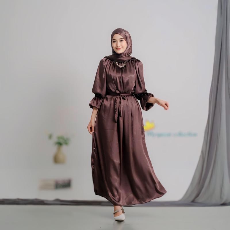 SET HIJAB LUNA DRESS CRADENZA SILK Casandra Dress Shimmer Silk / Gamis Cradenza Shimmer Silk Busui Friendly / Gamis Viral Dress Wanita Lebaran Dewasa Syari Muslim Maroon Remaja Variasi Mocca 1