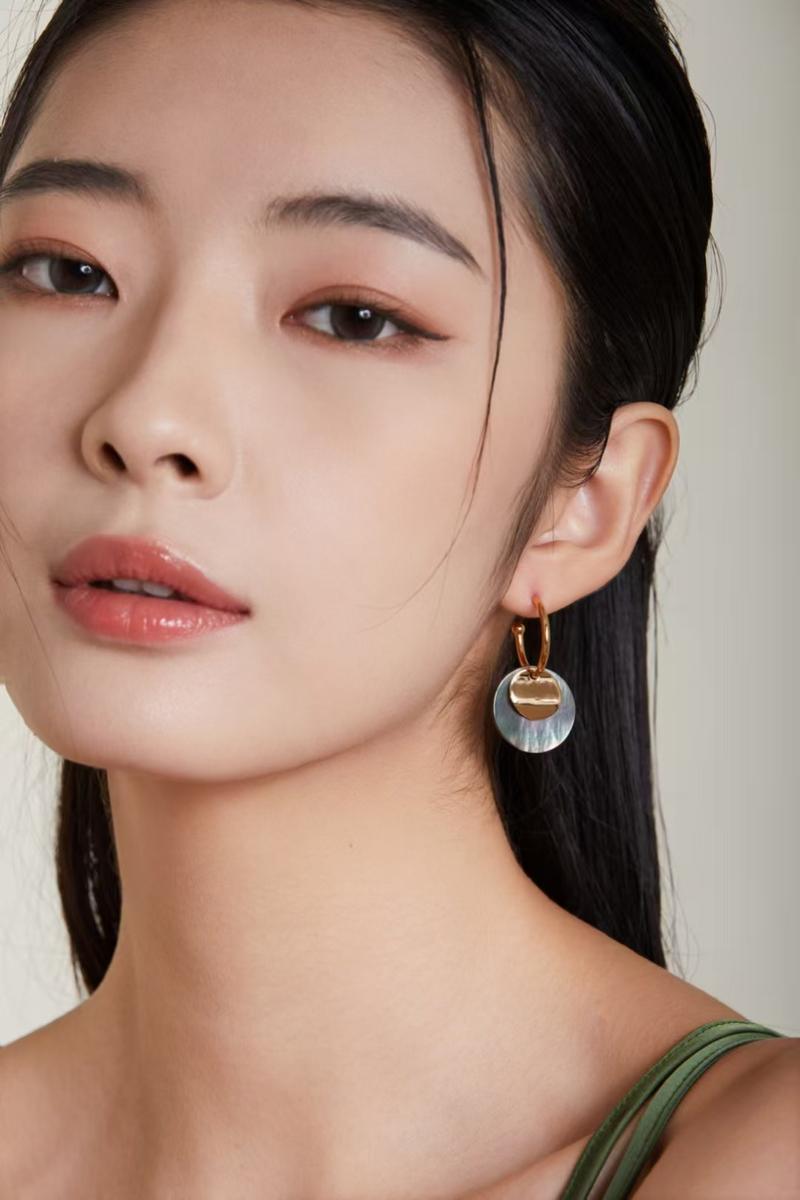 Product Introduction of S925 Sterling Silver Vintage Gold-Plated Grey Shell Earrings,Simple,Stylish,and Versatile. shining  jewelry 0