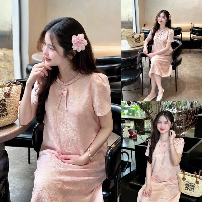 Đầm bầu Kelly dự tiệc gấm nổi hoạ tiết đính nơ phối cổ đan