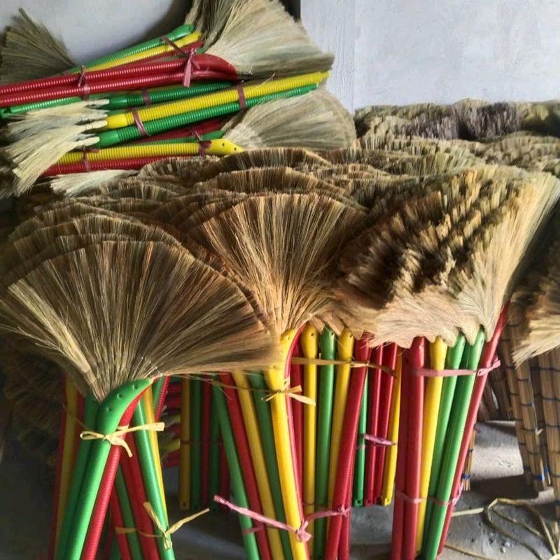 com bo 2 cây chổi bông cỏ quét nhà cán nhựa