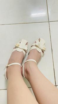 Product Review of Giày gót vuông dáng thấp 3cm bít mũi đính nơ sang trọng.(bản mới khóa màu vàng) from T** M** 1