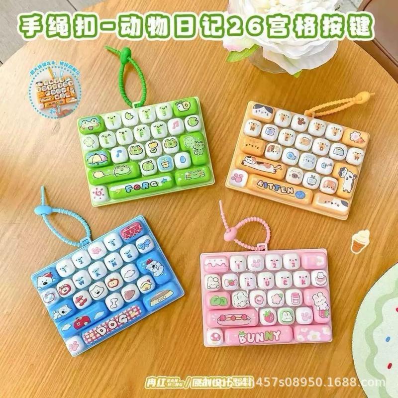 Bàn phím MINI size 6*8cm móc khoá giảm stress đáng yêu với 26 nút bấm màu sắc rực rỡ thiết kế độc đáo và linh hoạt cho phụ kiện trang trí và giải trí
