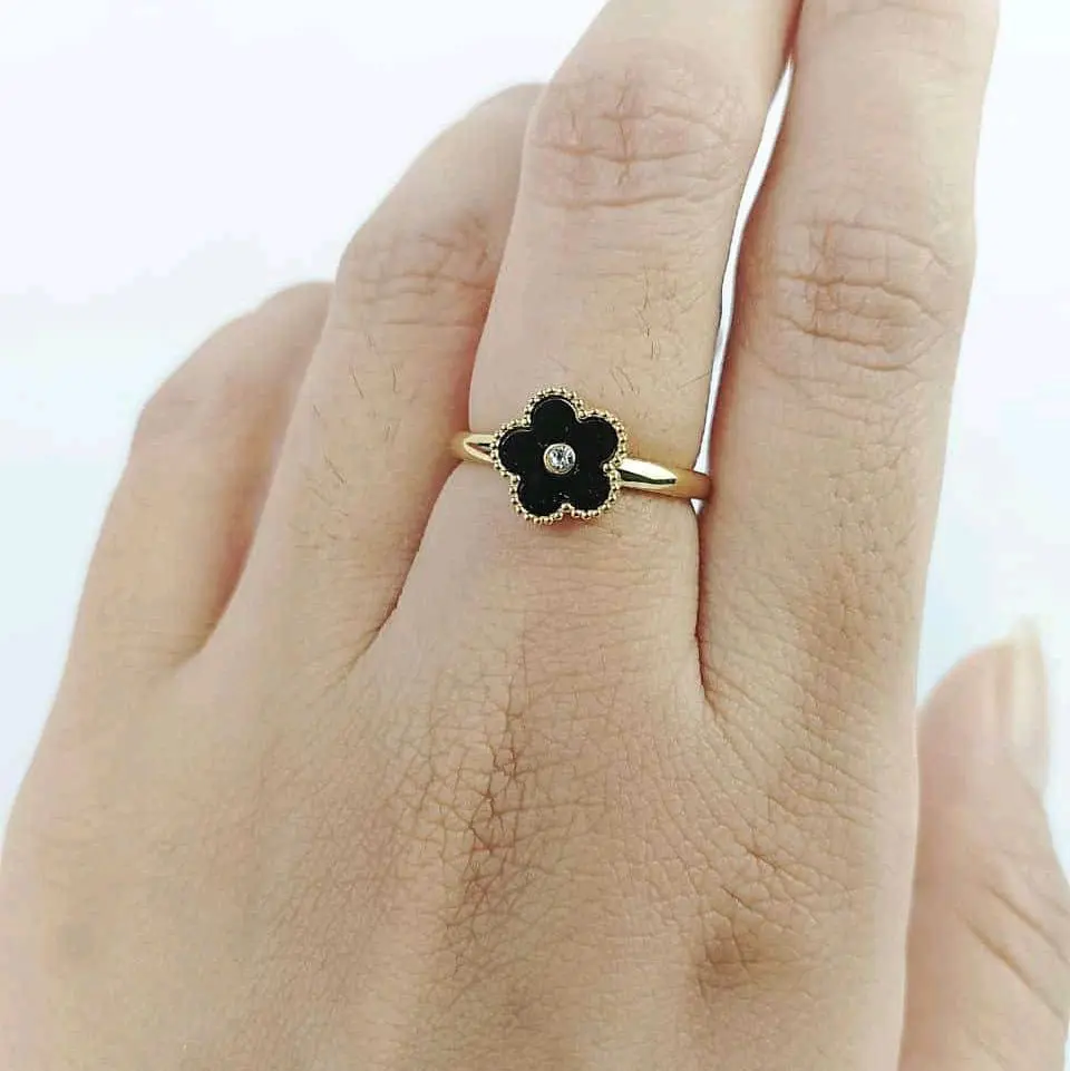 Cincin Titanium clover bunga hitam | Mutiara Lombok Asli