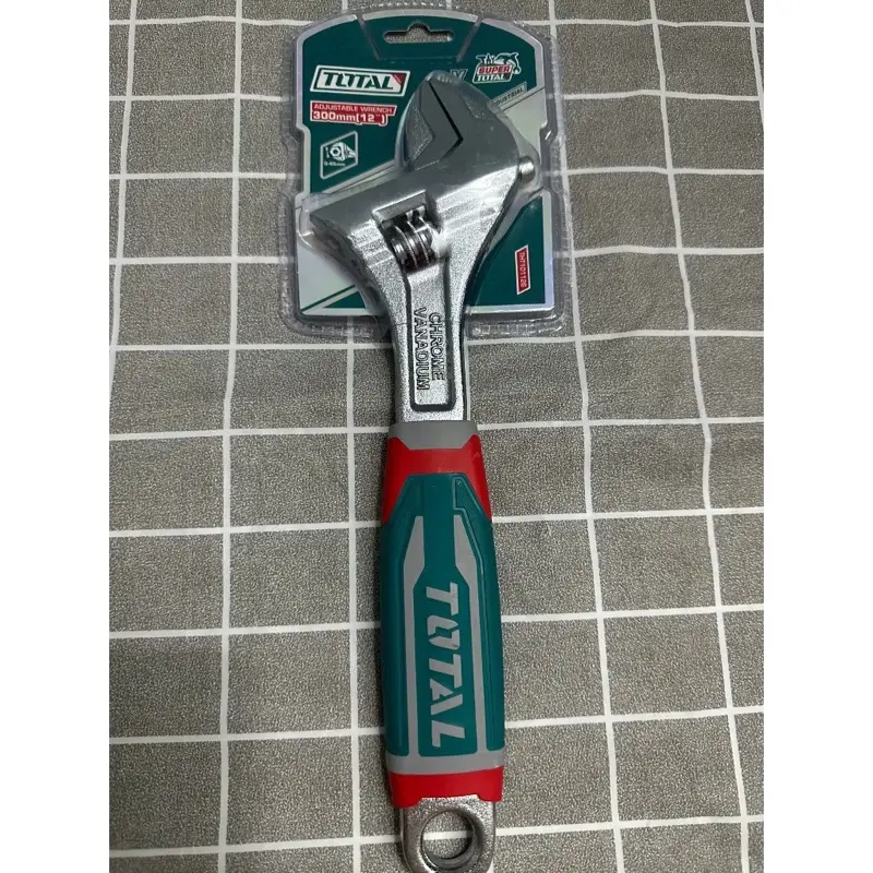 Mỏ lết Total   - Chất liệu thép CR-V, tay cầm phủ lớp cao su chắc chắn 4