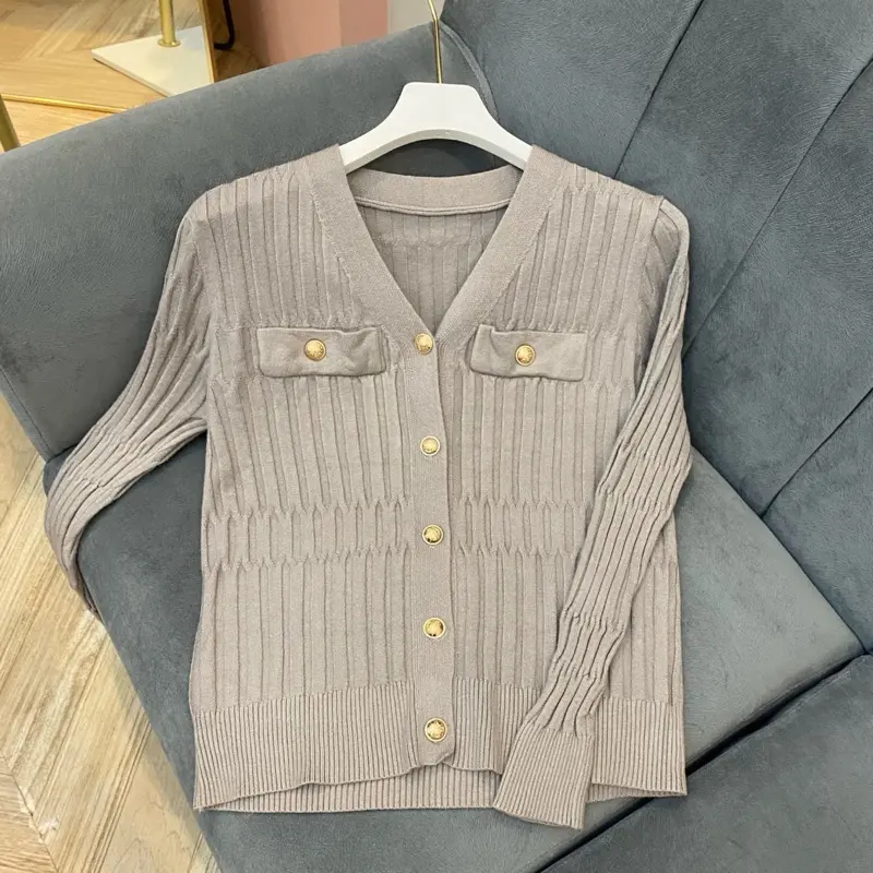 Knitwear Wanita Halus Gold Buttons 4