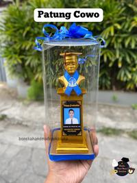 Gambar BONKA - Patung Plakat Trophy Wisuda Box Mika Warna Gold Hadiah Kelulusan Costum Free Request Nama Wisudawan Logo Sekolah Kalung Wisuda Graduation Gift Hijau - Cowo dari Bonekahandmadesukasuka Kab. Sukoharjo 3 Tokopedia
