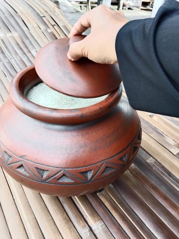 gentong beras grabah kendil beras tempat beras tanah liat 5 kg Free Packing Kayu 2