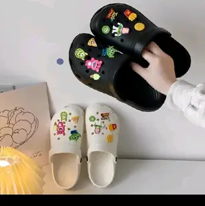 Sendal Cross dengan Desain Karakter Lucu dan Warna Hitam Putih