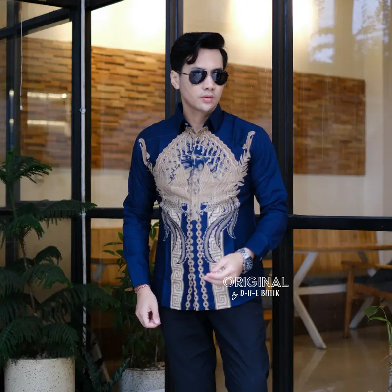 Batik Sastrajendra. Atasan Baju Kemeja Lengan Panjang Cowok Dewasa. Motif Marmer Warna Biru  Kain Katun Lapis Furing Slimfit Nyaman Pria Mewah Navy Printing Hem 1