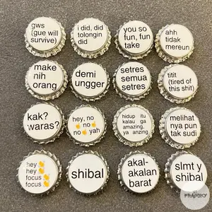 Fragsky - Pin Tutup Botol Bros Ukuran 30mm Gambar Quotes Anomali Text Teks Skena Kalcer Stiker WA Kata Kata Tengil Jokes Y2K Keren Lucu Gaul Kocak Random Untuk Aksesoris Jaket, Rompi dan Tas | Bahan Pin Berkualitas Bros Pin Aksesoris Jaket Estetik Clips