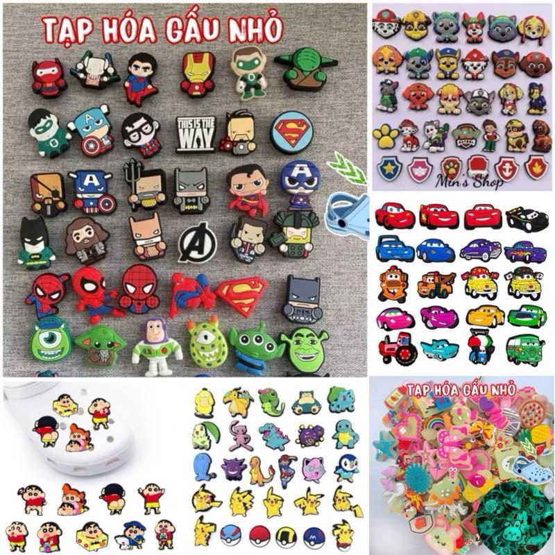  Túi 100 STICKER CHARM Dẻo 2D Chủ Đề Siêu Nhân Khủng Long Hoạt Hình Sanrio Gắn Dép Sục Cá Sấu Cho Bé Trai Gái Sẵn Nút - 2d88 Chất Liệu Cao Su Mềm Mại Số Lượng Đa Dạng 