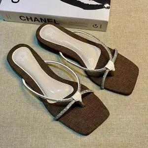 Nadia Sandal Wanita dengan Desain Elegan dan Nyaman untuk Penggunaan Sehari-hari