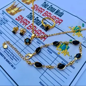 set perhiasan dewasa motif mutiara hitam lapis emas muda tidah mudah lutur barang berkualitas dapet dompet sama nota