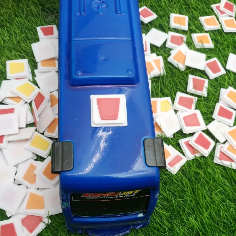 Pintu darurat atau Pentelasi udara adalah asesoris Mainan miniatur bis Toys 1