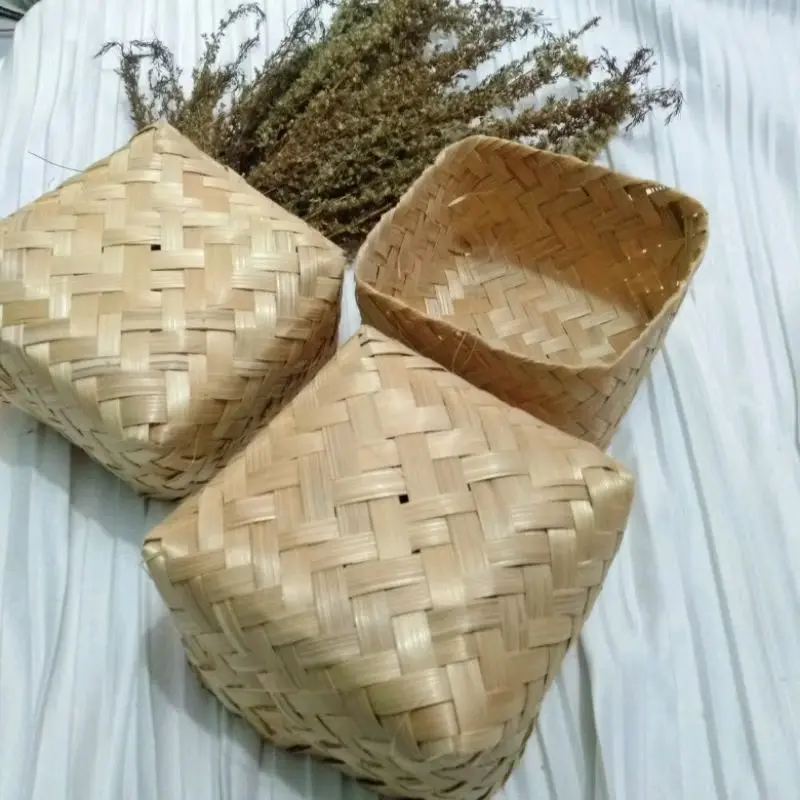 Bakul nasi terbuat dari anyaman bambu untuk menyimpan nasi 4