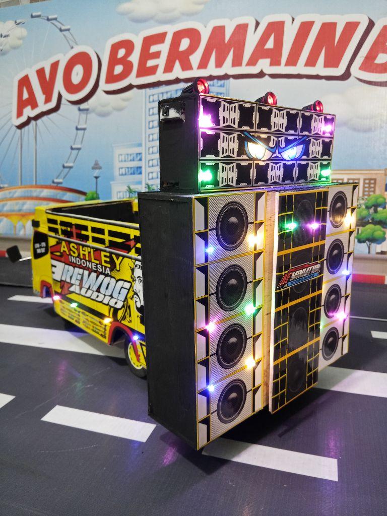 AF MINIATUR _miniatur Truk Horeg dengan Sound System Bahan Triplek Ukuran 25x27x7cm Bisa Bunyi & Bisa Di Cas Speaker 2 Inch Isi 2pcs Sudah Pake Bluetooth