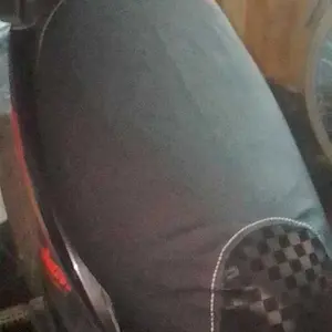 Cover Sarung Pelindung Kulit Jok Motor Model Carbon 3D Trendy Praktis Tinggal Pasang Ada Karet Perekat