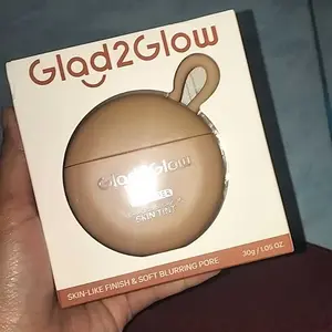 Glad2Glow Skin Tint Flawless Blurrin- Foundation Ringan Mengandung Squalane Melembabkan Skin Barrier Coverage Medium Buildable Menyamarkan Pori Pori Hasil Akhir Natural Soft Matte Oil Control Tahan Lama Seharian
