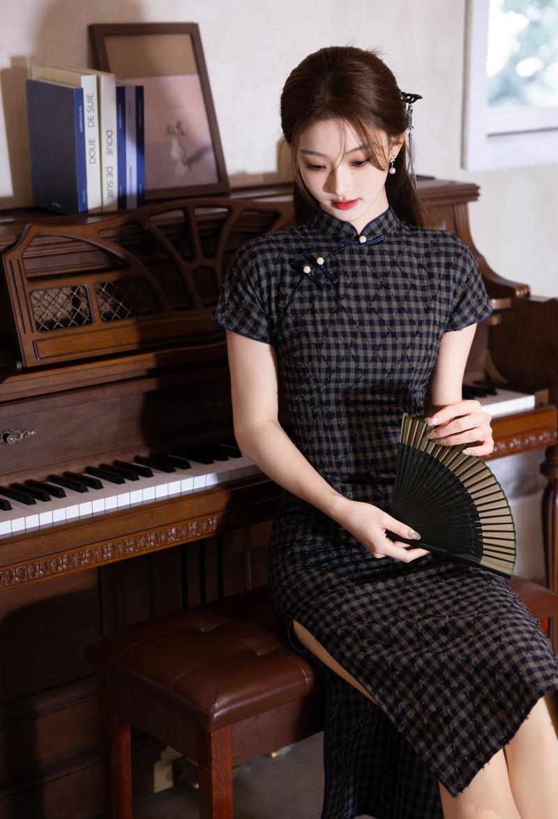 Product Introduction of Haig pattern short sleeve cheongsam women's new style! The buckle design is slim and retro, which is necessary for ladies to wear elegantly, and the classic plaid shows the oriental charm. 7