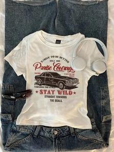 レトロヴィンテージ車グラフィックTシャツ（男女兼用）｜Y2Kアストheticストリートウェア｜通気性に優れたコットン｜「Courage & Wild」スローガントシャツ｜カジュアルデイリーウェア｜ダメージプリント｜90年代ノスタルジックファッション｜ルーズフィット｜ストリートスタイルトップス｜TikTokコーデや音楽フェスに最適