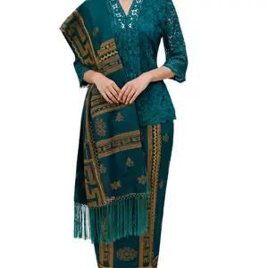 satu set lengkap kebaya dan rok Selendang